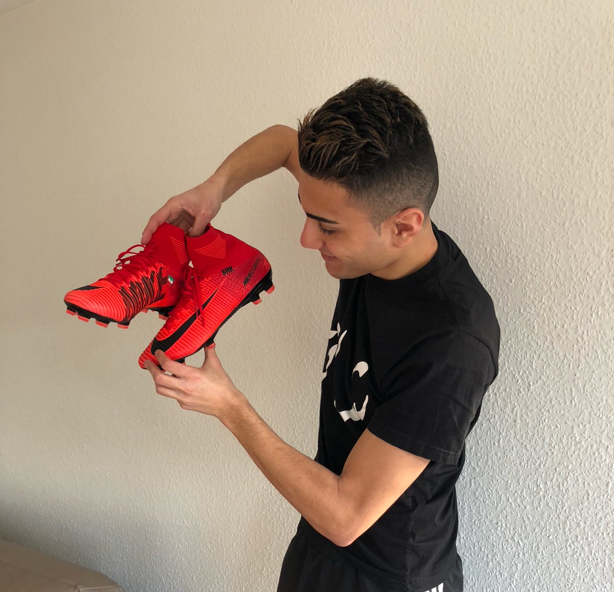ShantaRonaldo's tweet photo. Time to heat up the pitch with my new @nikefootball #Mercurial #PlayFire🔥 boots! Ready to score some goals⚽️💪🤙 https://t.co/NnVcTw2fVj