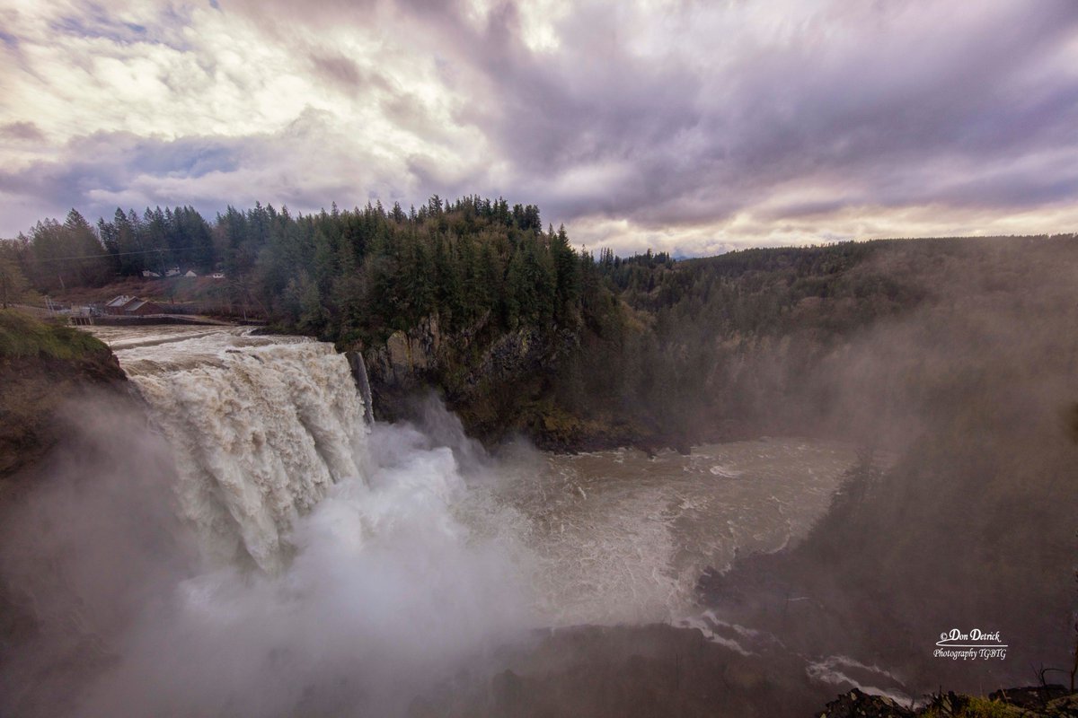 dondetrick's tweet photo. Snoqualmie Falls golden hour yesterday at flood stage. Wide angle shot Canon 11 mm lens showing the flow downstream and side streams. Near Snoqualmie, Washington. https://t.co/Qe9QRdmOn9 @CanonUSAimaging @LivingSno @SalishLodgeSpa @komonews @KIRO7Seattle @Q13FOX @KING5Seattle https://t.co/yA5J1UDvlF