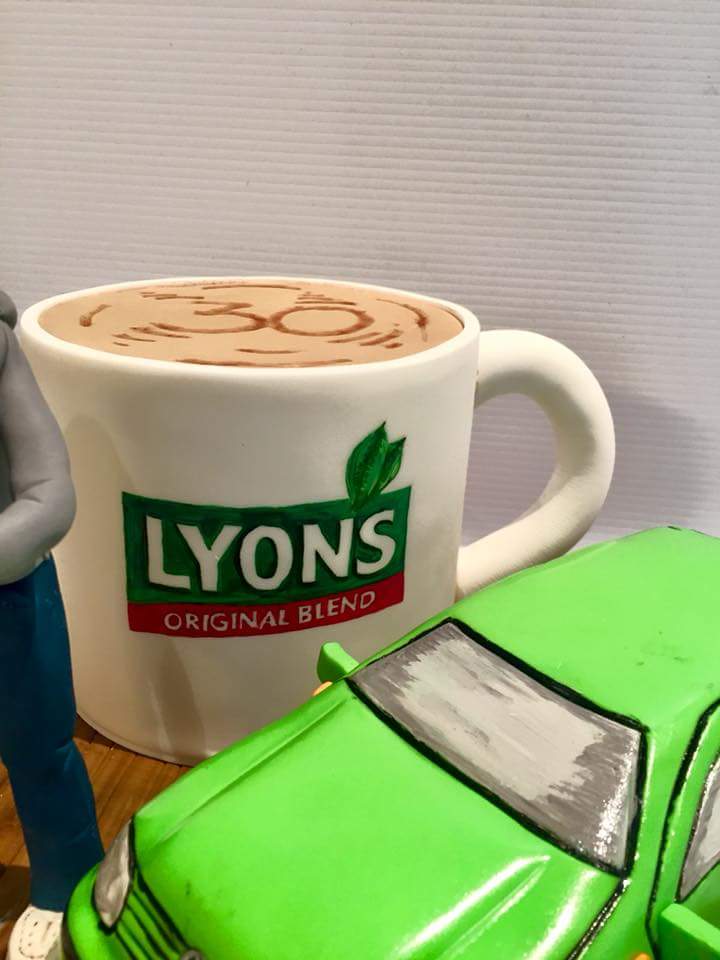 teresascanlon's tweet photo. @lyons_tea my boyfriend loves Lyons tea so much I had to get a cup of his favourite made as his birthday cake. The logo was hand painted #putsthetalkintotea https://t.co/1IGF6ZqoUb