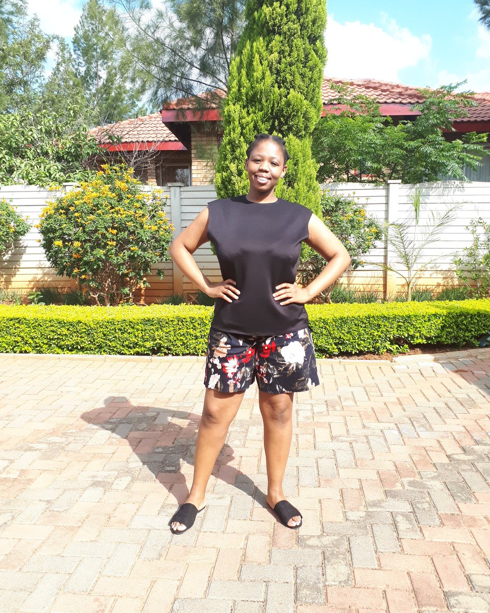 Meta_sews's tweet photo. Sleeveless black top and floral culotte shorts
#sleeveless #icepinkyuck #floral #ladiesfashion #womenswear #readytowear #shorts #blacktop #outfitoftheday #mondayafternoons #casual #casualwomenswear #casualstyle #casualoutfit #dartless #allblack #fashion #style https://t.co/D9uKRMt6qp