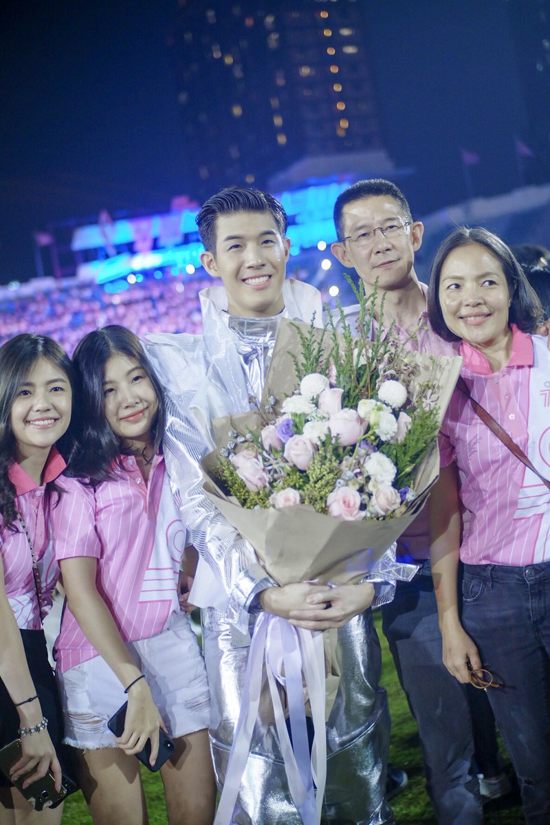 PPPearrr's tweet photo. เพราะมีครอบครัวน่ารัก
เธอเลยกลายเป็นเด็กที่น่ารัก @punarat_ ❤️
#punarat #cucl72 #chulacuteboy #magnetmodel https://t.co/0qFX6waMvF
