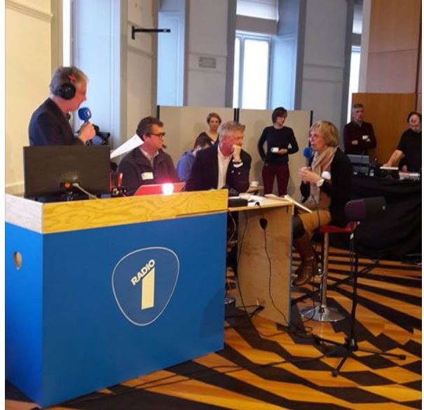 9,5 op 10 kregen de collega's van de #Mestbank vanochtend @Hautekiet op <a href="/radio1be/">Radio 1</a>, voor het gebruik van heldere taal bij het opstellen van brieven voor landbouwers. Blij mee :-)  In het radiofragment hoor je collega Els Buelens (minuut 25) bit.ly/2nDkZv7 #HeerlijkHelder