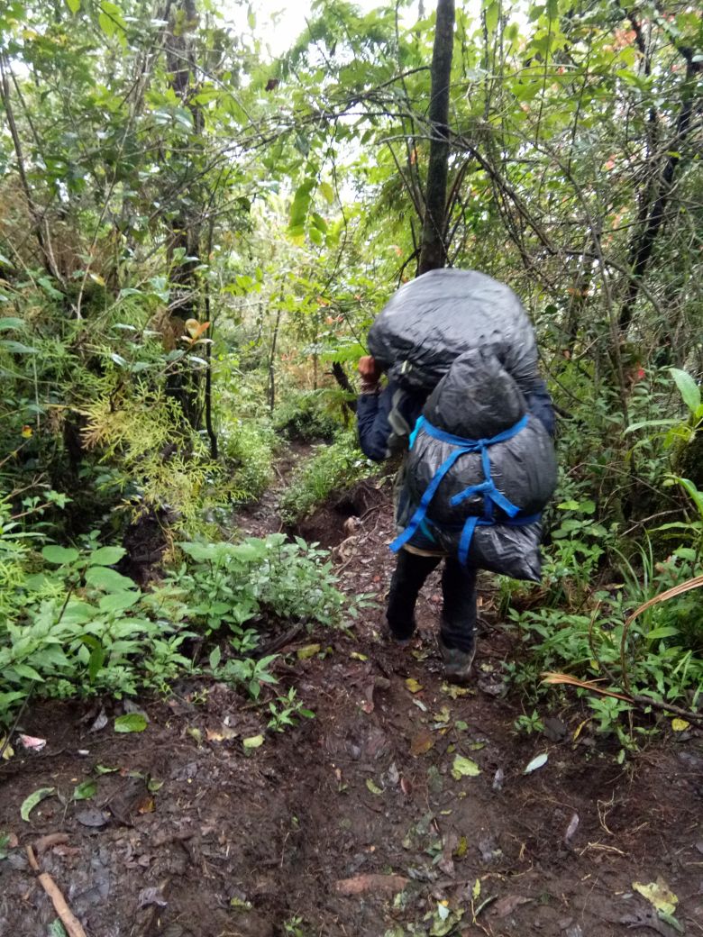 PendakiJakarta's tweet photo. Sungguh aksi yg patut di acungkan jempol dan perlu didukung. Dgn niat dan modal sendiri Andhika pria asal kota Padang ini bersepeda dari gunung ke gunung mendaki 17 gunung pulau Jawa seorang diri turun gunung dgn membawa sampah. Saat ini ia sdh menyelesaikan pendakian gunung ke-5 https://t.co/fsB8NZvhsn