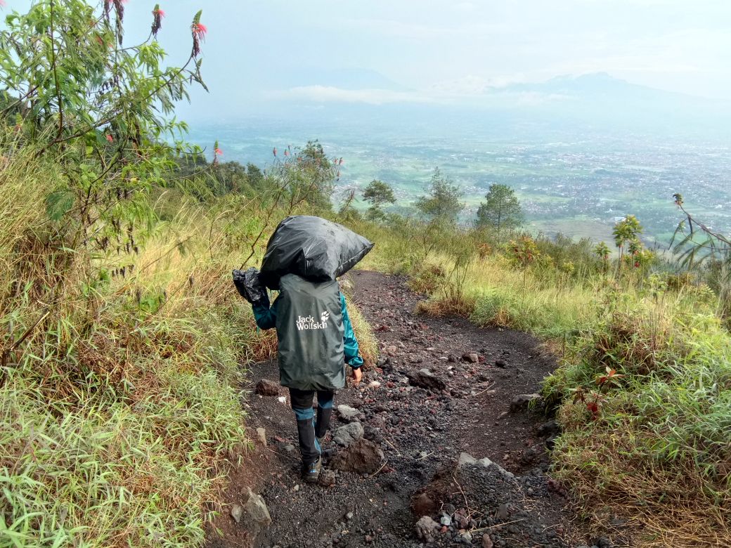 PendakiJakarta's tweet photo. Sungguh aksi yg patut di acungkan jempol dan perlu didukung. Dgn niat dan modal sendiri Andhika pria asal kota Padang ini bersepeda dari gunung ke gunung mendaki 17 gunung pulau Jawa seorang diri turun gunung dgn membawa sampah. Saat ini ia sdh menyelesaikan pendakian gunung ke-5 https://t.co/fsB8NZvhsn