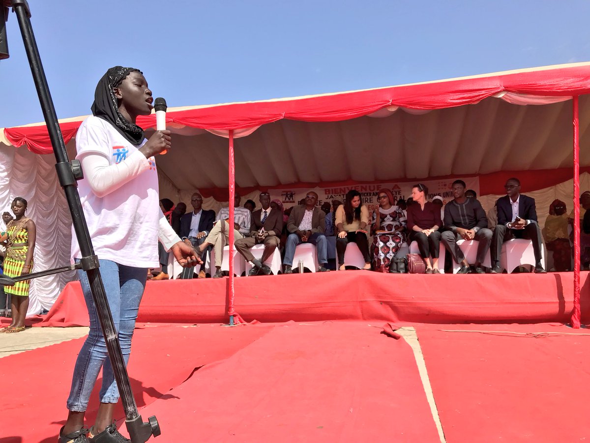 Paroleaujeunes's tweet photo. @UNYouthEnvoy la voix des filles pour mette fin aux grossesses précoces en milieu scolaire #TouchePasAmaSoeur #PutYoungPeopleFirst @UNFPA_WCARO @NdeyeDiopNiang1 @mabinguengom @ffmuskoka #YOUTH2030 @YouthSDGs #YouthEnvoyInGambia #Kebetu https://t.co/luKAKMlwMs