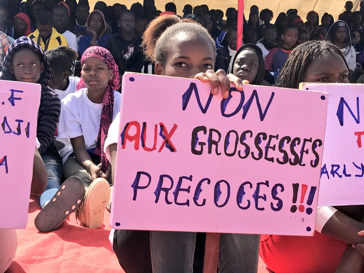 Paroleaujeunes's tweet photo. @UNYouthEnvoy la voix des filles pour mette fin aux grossesses précoces en milieu scolaire #TouchePasAmaSoeur #PutYoungPeopleFirst @UNFPA_WCARO @NdeyeDiopNiang1 @mabinguengom @ffmuskoka #YOUTH2030 @YouthSDGs #YouthEnvoyInGambia #Kebetu https://t.co/luKAKMlwMs