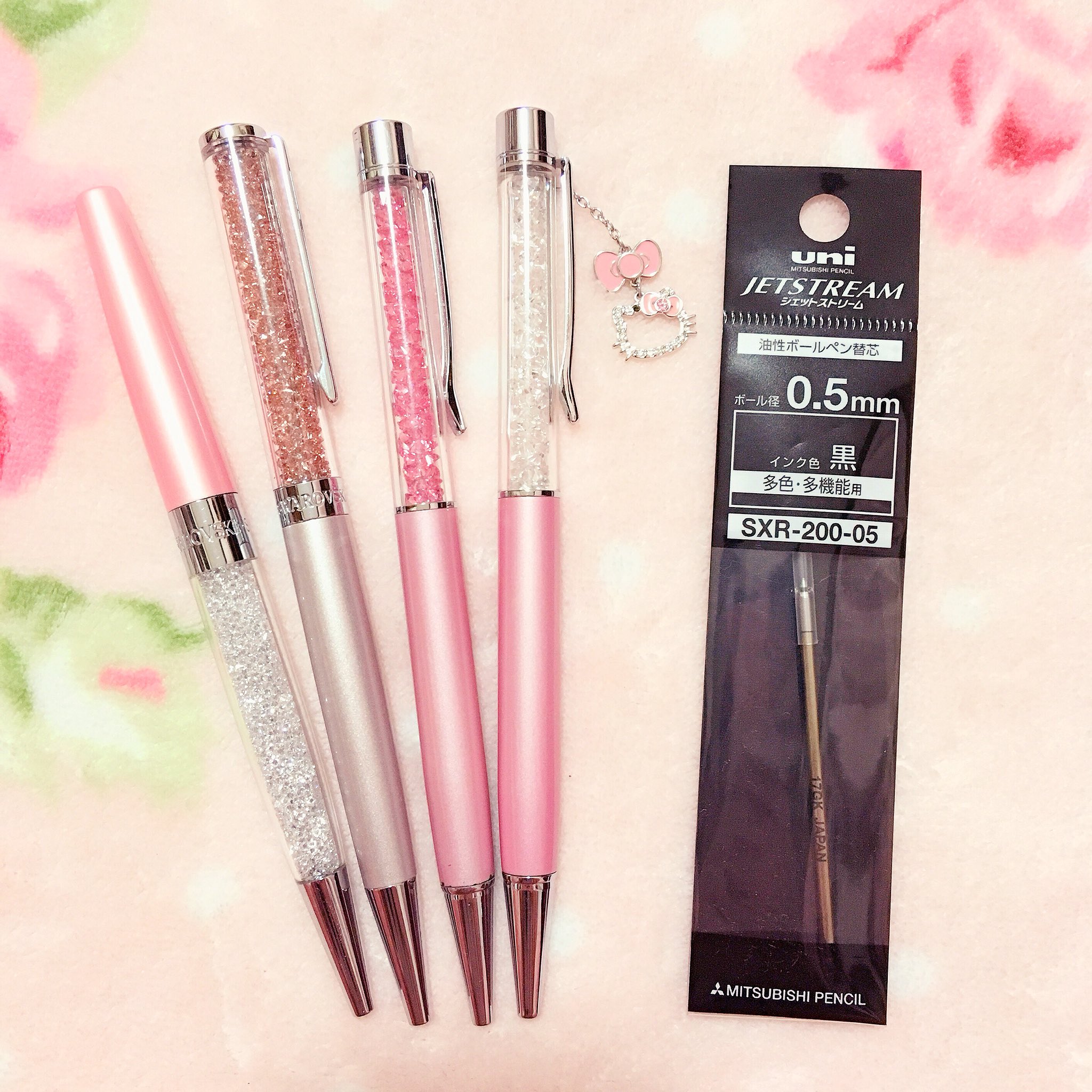 エリー スワロフスキーのボールペン 最初から入っている芯は正直書きにくいですが ジェットストリームの多色 多機能用替芯が入れられます Sxr 0 05 か Sxr 0 07 で字の太さも選べる スワロフスキーの美しさとみんな大好きジェット