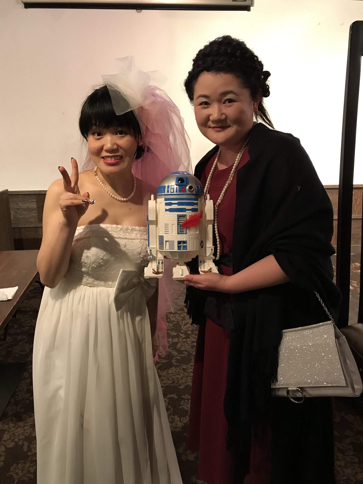 四 釜 里 絵 V Twitter 昨日は劇団うりんこのまあみさん結婚式 テーマがスターウォーズ 私は髪型 をパドメにし我が家のr2d2を連れて行きました 新郎新婦はベイダー卿とレイア姫で まあみレイアは本当にかわいかった 最高の席に呼んでくれてありがとう まあみさん 四 釜 里 絵 V Twitter 昨日は劇団うりんこのまあみさん結婚式 テーマがスターウォーズ 私は髪型 をパドメにし我が家のr2d2を連れて行きました 新郎新婦はベイダー卿とレイア姫で まあみレイアは本当にかわいかった 最高の席に呼んでくれてありがとう まあみさん