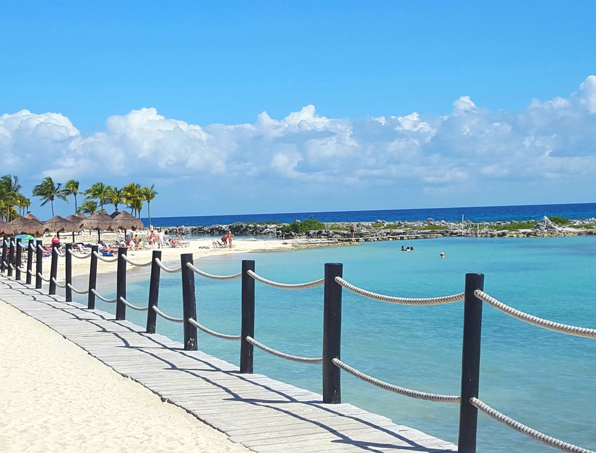 TimWiens2's tweet photo. daily awesome views #RivieraMaya #Mexico #cataloniayucatan calm beach great for swimming and snorkeling @Wiens_Lis https://t.co/pTQUakSIrU