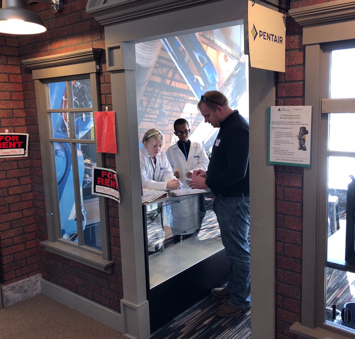 JMMaldonadoP's tweet photo. After applying and interviewing for jobs of choice, and learning about personal finance, Mr. Landsteiner and Mrs. Kaus's 6th graders head to BizTown to provide goods and services in a real-world setting. #SPPSinspiredlearning #innovation https://t.co/TpfdeTR3PL