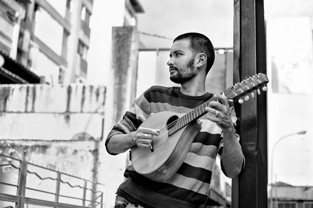 Es uno de los mejores ejecutantes de la mandolina. Es dueño de una obra que adapta al Siglo XXI sonoridades basadas en la raíz tradicional venezolana. Es caraqueño... Es el #ArtistaDelMes de #Guataca Jorge Torres (@JorgeTMandolina)