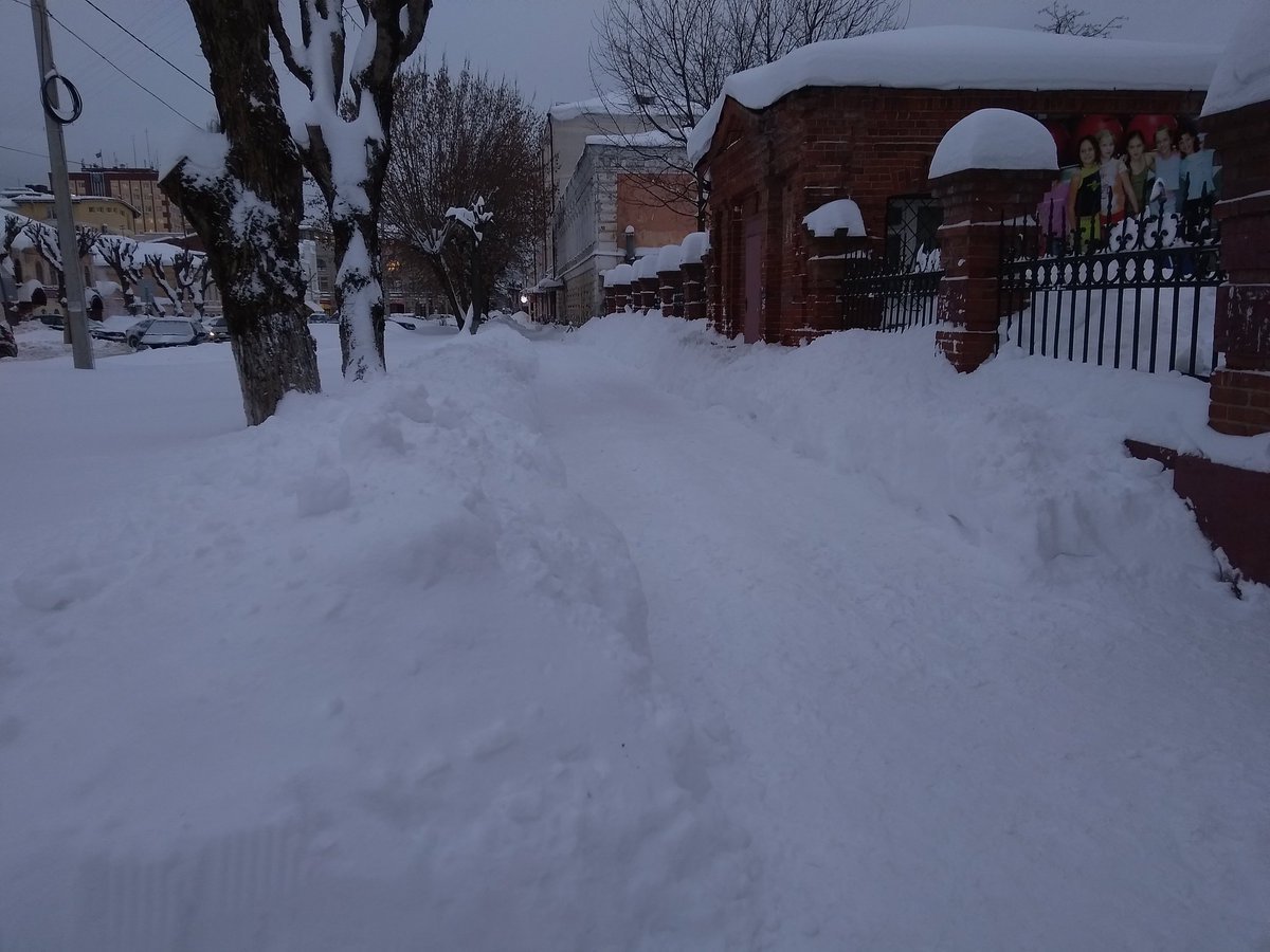 К акции по уборке выпавшего снега на улицах #Иваново присоединились активисты <a href="/ivrubezh/">ivrubezh</a>, совместно с организациями, входящими в состав <a href="/MKS_ER_37/">MKS_ER_Ivanovo</a> 

#НовыйРубеж #КорпусДобра #Акция100добрыхдел #ШколаВолонтеров