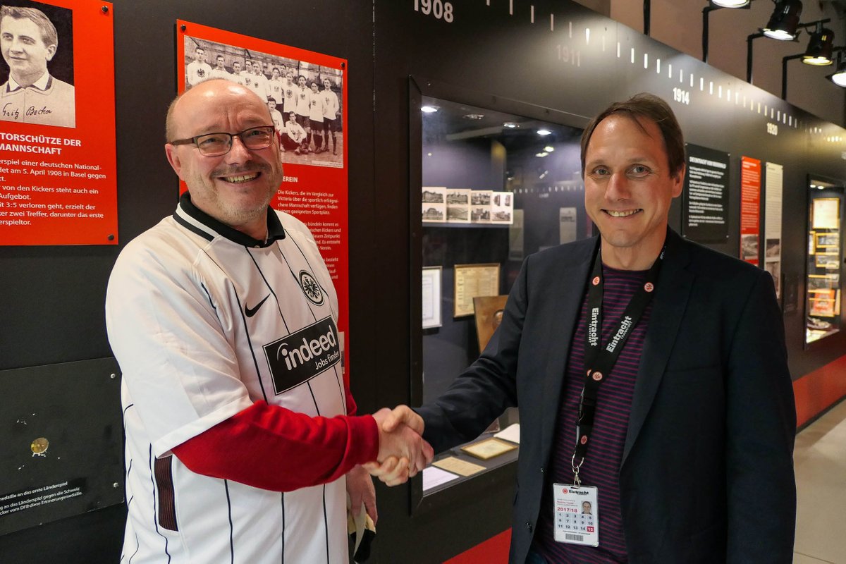 IndeedDeutsch's tweet photo. Im wirklichen Leben Speditionskaufmann bei Sanofi, beim 4. Job of the Match durfte der Frankfurter Bub Mathias Teil des @Eintracht Museumsteams sein & schaute Museumleiter Matze über die Schulter: https://t.co/lSWGMVH7wm #RichtigePosition #SGE #Eintracht #Frankfurt #Bestjob https://t.co/qHhsJaXhE1