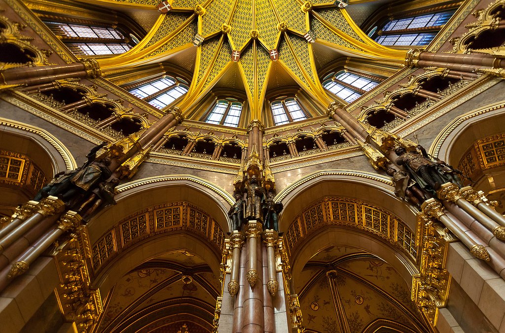 HungaryHeritage's tweet photo. Inside-outside masterpiece: huge and full of art, the #Parliament building of #Hungary (Országház) was designed by Imre #Steindl. Countless artists contributed to the interior decoration (frescoes, sculptures, stained glass, etc.) Completed in 1904. (Ken Owen, CC BY-NC-ND 2.0) https://t.co/T2swOZF5ua