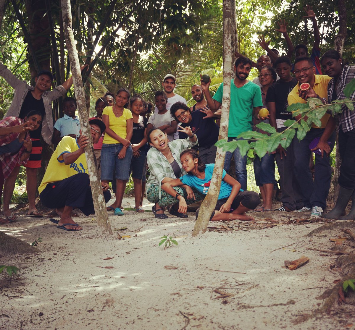 Our Permaculture project started last weekend with the kids of Maria Hoeve. We set up 1 no dig bed, 1 four sisters bed and 3 banana circles 💪. #growyourownfood #GlobalShapers #Paramaribo #permaculture
