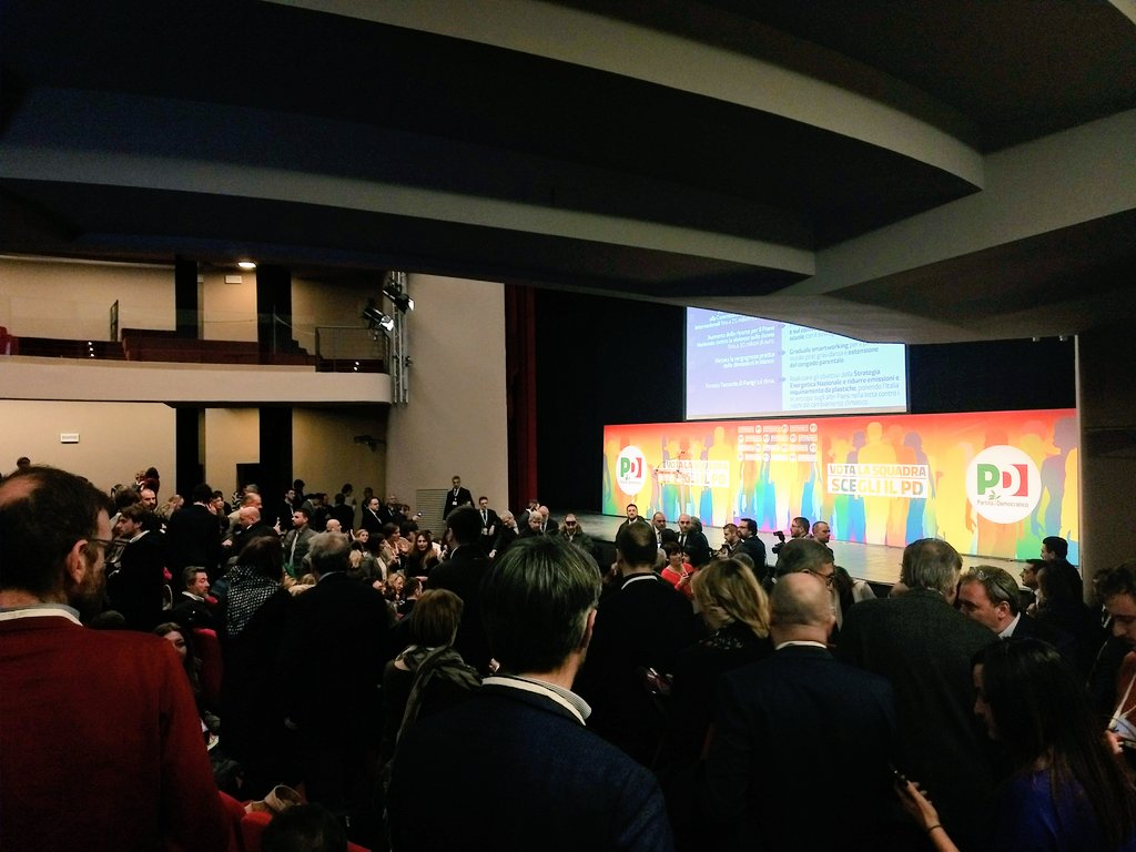 valeriafedeli's tweet photo. Insieme contro le destre e i populismi. Come una squadra, sempre, dalla parte delle persone. Oggi al @TeatroEliseo con tutto il @pdnetwork https://t.co/ke7D6b5vcW