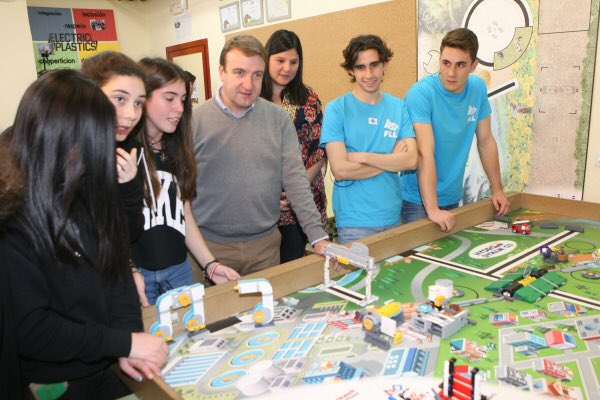ayto3cantos's tweet photo. Los alumnos del @IESSampedro3Can IES se preparan para el concurso científico internacional @firstlegoleague https://t.co/NqCKAYbY8W https://t.co/0HEkLxkYyH
