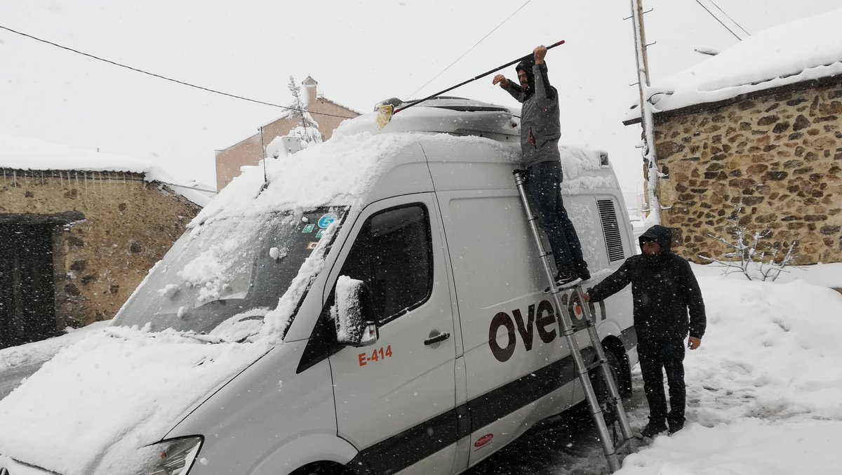 AnaPradaTv's tweet photo. Y así vamos, vestidos de blanco y con frío polar, cosas de temporal! Hoy en @ed_tve #segovia #nieve #frío #overon #reporteros #lovemyjob https://t.co/6IxUjqODqw