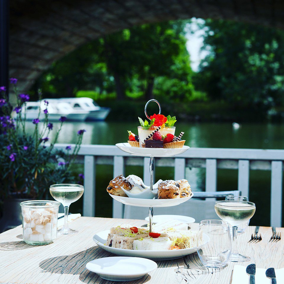 OxTweets's tweet photo. "@BestAftTeas" #ValentinesDay countdown, day 5. Love the sound of relaxing at an elegant riverside restaurant in the heart of #Oxford with a sumptuous afternoon tea? Look no further than @FollyRestaurant https://t.co/mrXei6zPgX ❤️ 🍰 https://t.co/RXCzCvB591
