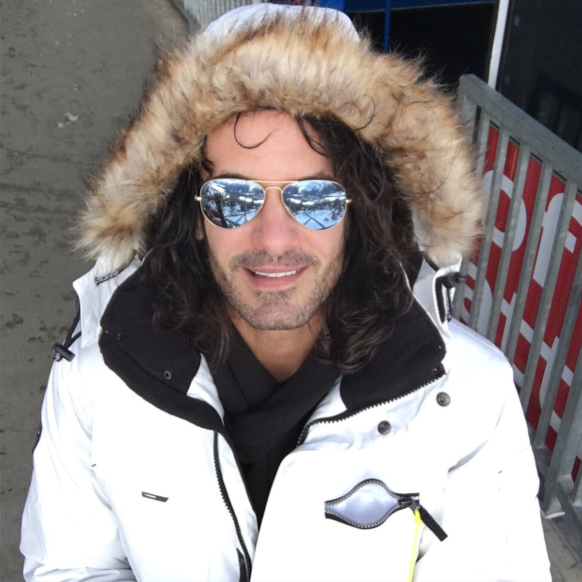 MarioCimarro's tweet photo. Siento ¡oh estrellas! que muero:
Yo quiero vivir,yo quiero
ver a una mujer hermosa.
El cabello, como un casco,
Le corona el rostro bello:
Brilla su negro cabello Como un sable de Damasco Ayer la vi en el salón De los pintores, y ayer
Detrás de aquella mujer Se me saltó el corazón https://t.co/WeCGmEq6jU