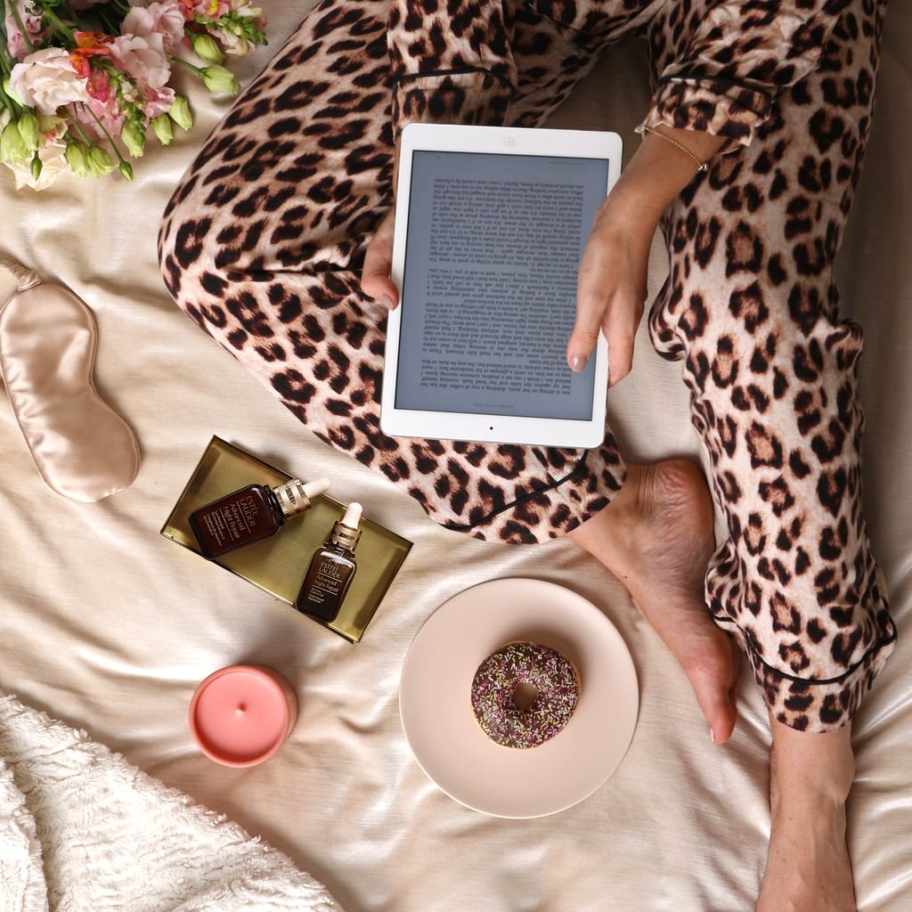 marieclaire_sa's tweet photo. Approximately eight bottles of @EsteeLauderSA #AdvancedNightRepair are sold every minute around the world! Here’s why: https://t.co/8hnxGzUHZg https://t.co/mL9K9jtw4n