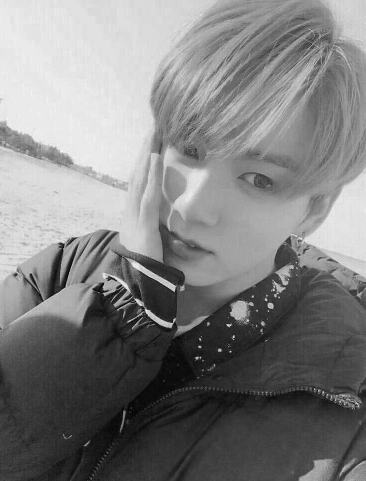 nojamsjim's tweet photo. ●i see ocean
i see desert
i see the world
everything is the same thing but with different name● #ARMYSelcaDay https://t.co/JDpNzo1kwV