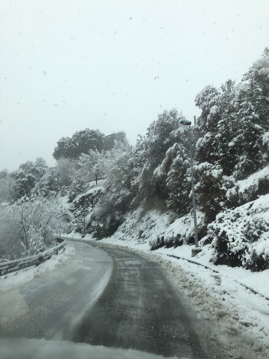 ajlaseu's tweet photo. 👷‍♀️Les brigades municipals fan treta de neu a #laSeu i accessos a #Castellciutat, malgrat que la nevada continua. 

❄️ Restem pendents de l’evolució del temps i us recomanem que limiteu els vostres desplaçaments.

🚔 Per incidències remarcables podeu trucar al 973350426. https://t.co/H3Me9Yvu0l