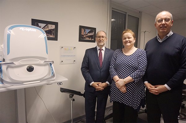 CHUBordeaux's tweet image. L’#UNADEV @UNADEV_France a fait don d’un appareil d’#imagerie de la #rétine en #ophtalmologie au @CHUBordeaux . Cet appareil permet des images de presque toute la rétine sans gêne pour le patient (ophtalmoscope laser à balayage) #imageriegrandangle Merci ! bit.ly/2sbp1j8