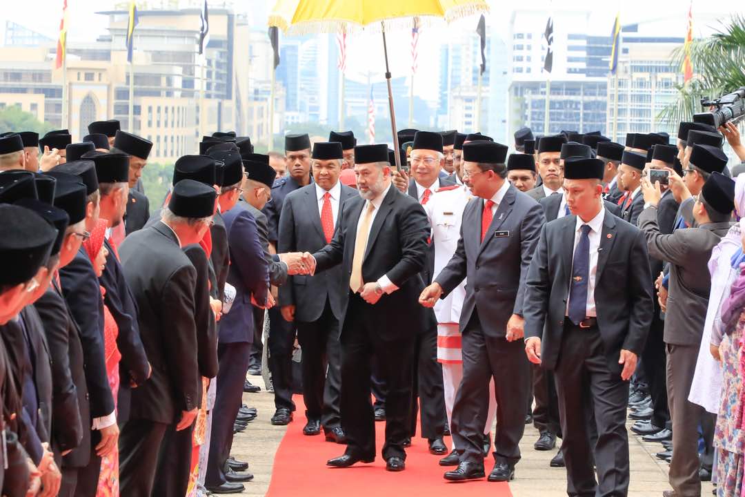 DrZahidHamidi's tweet photo. Lawatan KDYMM SPB Yang Di-Pertuan Agong ke Jabatan Perdana Menteri di Bangunan Perdana Putra, Putrajaya. Daulat Tuanku. https://t.co/v54paV1ykk