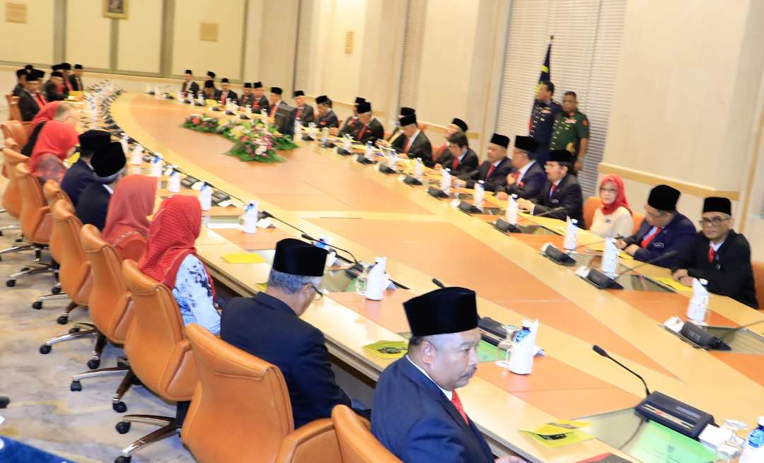 DrZahidHamidi's tweet photo. Lawatan KDYMM SPB Yang Di-Pertuan Agong ke Jabatan Perdana Menteri di Bangunan Perdana Putra, Putrajaya. Daulat Tuanku. https://t.co/v54paV1ykk