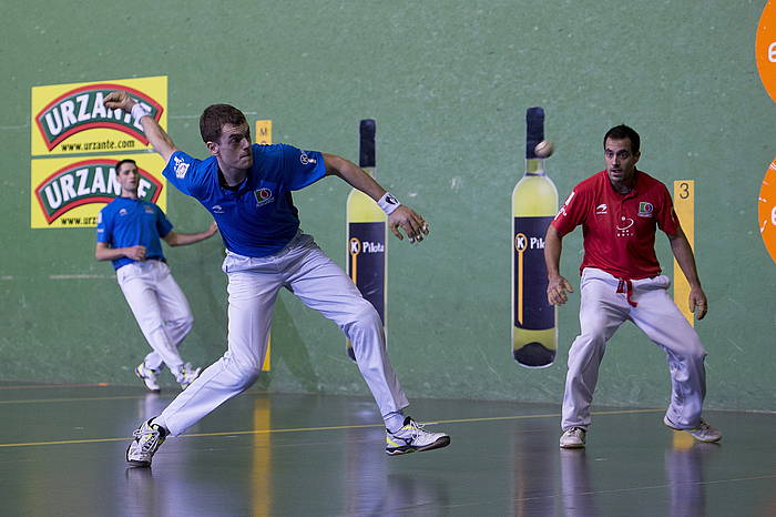 Bengoetxea-Larunbe nagusi Laso-Albisuren aurrean (22-17)  bit.ly/2E0iqO5 #euskalpilota <a href="/berria/">Berria.eus</a>