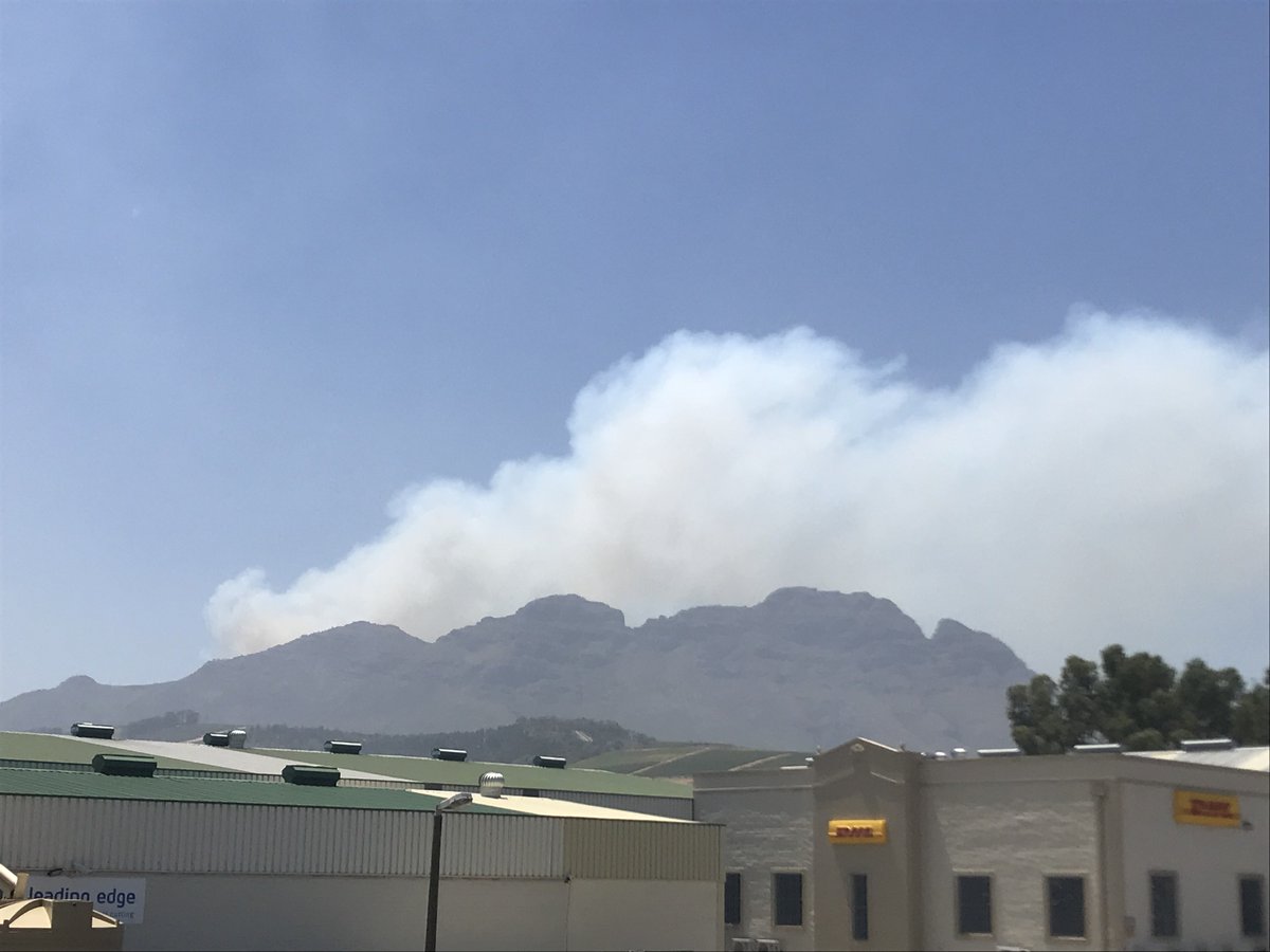 cvottsie's tweet photo. @vwsfires fire on Simonsberg getting bigger https://t.co/sp8XVJJ79p