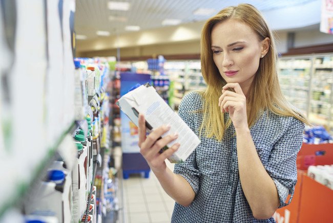 vitonica's tweet photo. Así se lee una etiqueta nutricional: esto es en lo que te tienes que fijar para hacer una compra saludable https://t.co/IaJAhHAE8u https://t.co/Rq8PEvKf0W