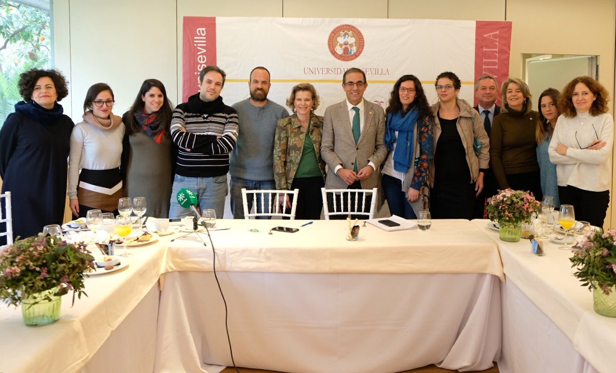 unisevilla's tweet photo. Foto de familia para terminar el desayuno con los medios ¡Gracias por asistir, compañeros! 😚😚😚 #rectorUS #Sevillahoy https://t.co/nQACKzxiTz