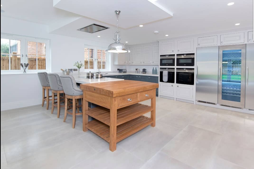 FWorktops's tweet photo. Beautiful kitchen designed by @WedgewoodHomes we love seeing the final outcome of kitchens we supply worktops for especially seeing new trends. This has 60mm Lagoon Suede #silestone tops 👌 #interiordesign #quartzkitchens #kitchendesign #worktops #southeastengland https://t.co/wg2q58p3Pn
