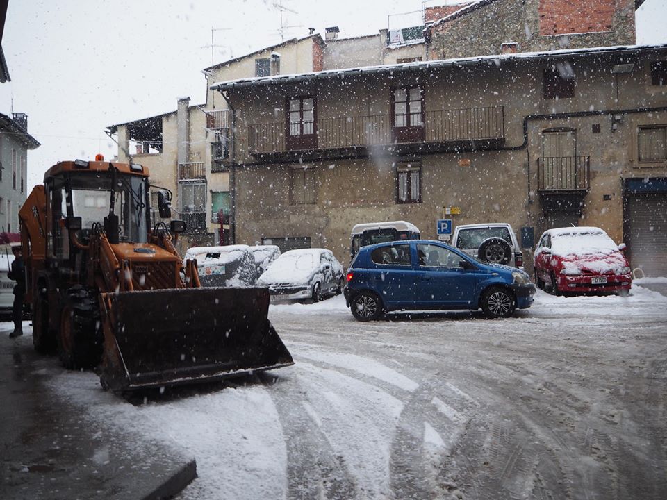 RadioSeu's tweet photo. Centres educatius tancats i part del transport escolar suspès al #Pirineu a causa de la nevada. #AltUrgell #laSeu https://t.co/ucii7OIVAi