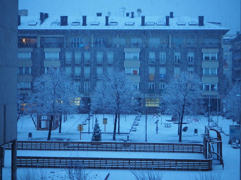 RadioSeu's tweet photo. Centres educatius tancats i part del transport escolar suspès al #Pirineu a causa de la nevada. #AltUrgell #laSeu https://t.co/ucii7OIVAi