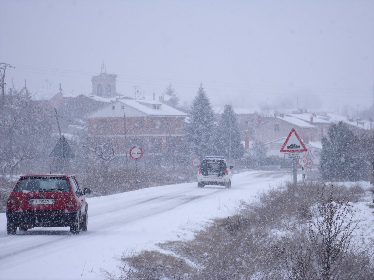 newahora's tweet photo. https://t.co/zxMPweJ3mr #temporal #nieve #invierno #autopista #AP6 #carretera #carreteras #hielo #cortado #circulacion #dgt #precaución https://t.co/l8MxsZYtHD