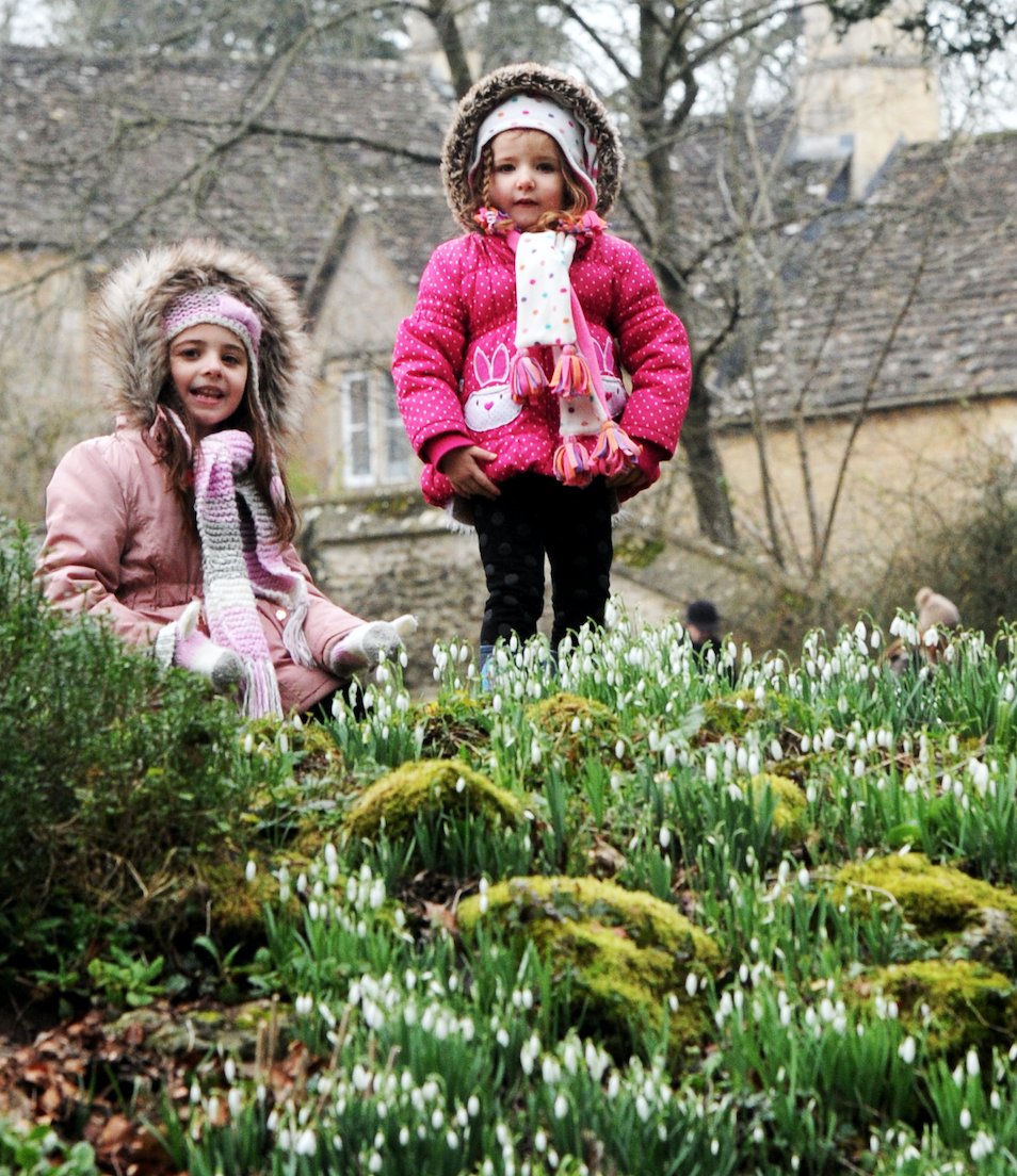 DorothyHouseHC's tweet photo. The snowdrops at Great Chalfield Manor are a delight! They are on display on aid of our #hospice on Sun 18 February 2-4pm. Entry is Β£5 and you can buy tea & homemade cakes in the barn. What a great family afternoon out. Look forward to seeing you there! #CaringWhenItCounts https://t.co/bXHVNRG54e