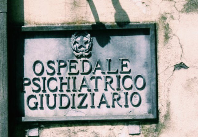 GrSociale's tweet photo. #StopOpg rilancia la propria attività di monitoraggio sulle REMS, residenze per l’esecuzione delle misure di sicurezza. Ad oggi sono 600 le persone ospitate nelle strutture. Ai nostri microfoni Stefano Cecconi portavoce della Campagna. https://t.co/TmtVWzyLor https://t.co/N2fP8QqbhM