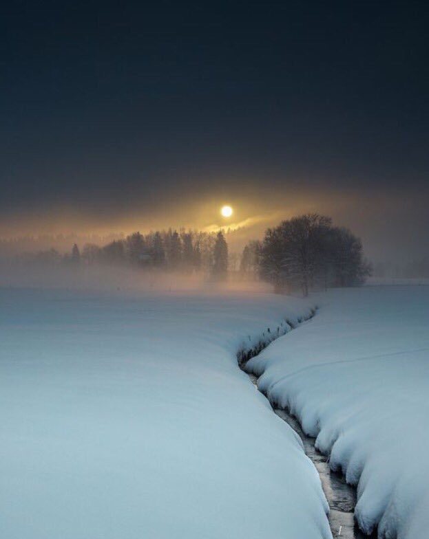 من السهل أن يشتاق الشخص لمن يحب ولكن من الصعب أن يجده كلماأشتاق إليه💌