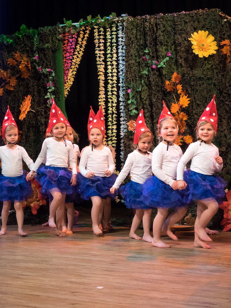 Trots op onze kleinste sterren! Dansklas de Sprookjes, 3 &amp; 4 jaar, stonden te stralen op het podium tijdens de musical Er was eens... afgelopen weekend! 💙 #musicalkids #trots #theaterschool #twente