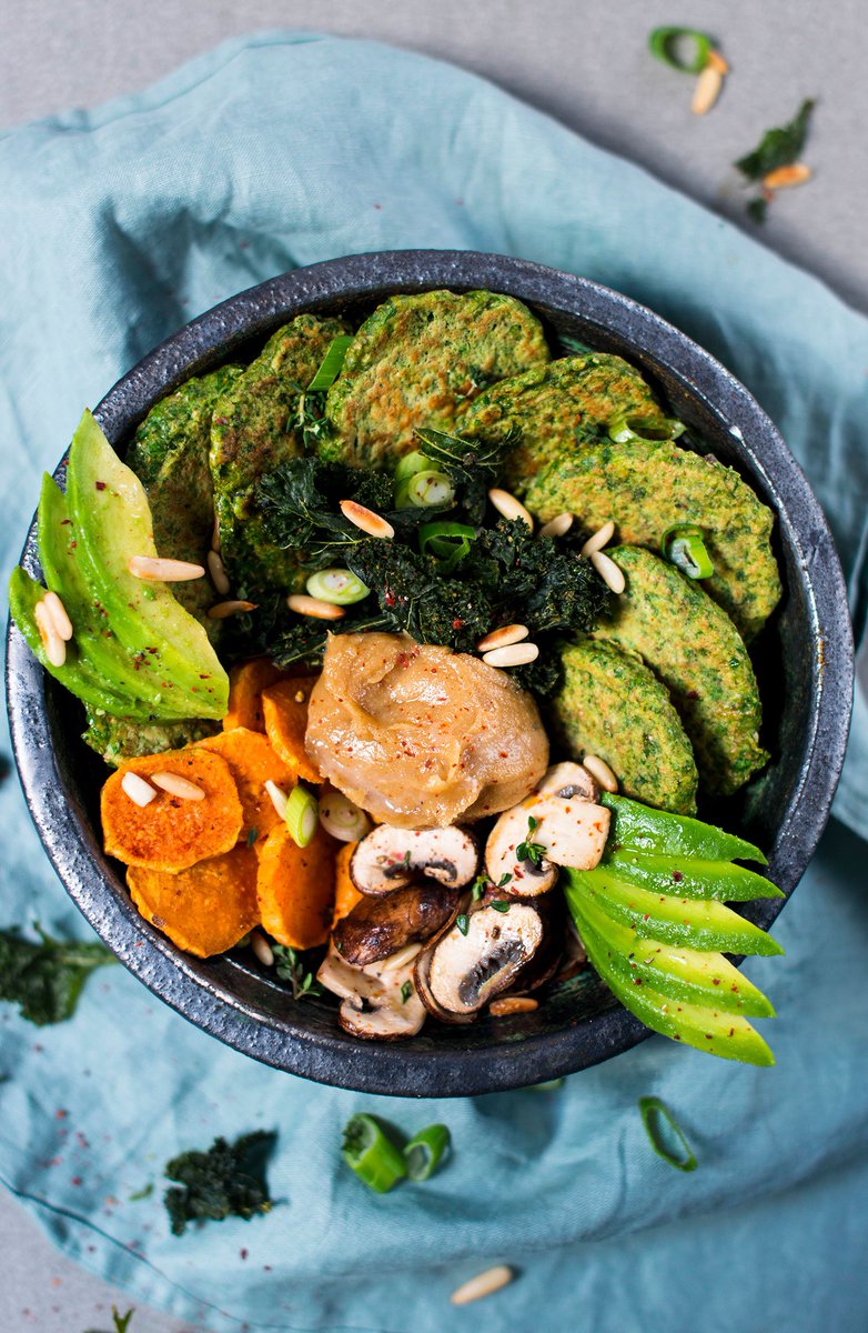 Iamlealou's tweet photo. Six-ingredient spinach pancakes – up #ontheblog: https://t.co/7hB7AkA7b1 #feedfeed #lunch #recipe #onthetable #food52 #veganlunch #eatyourgreens https://t.co/7ru7MqLHK2