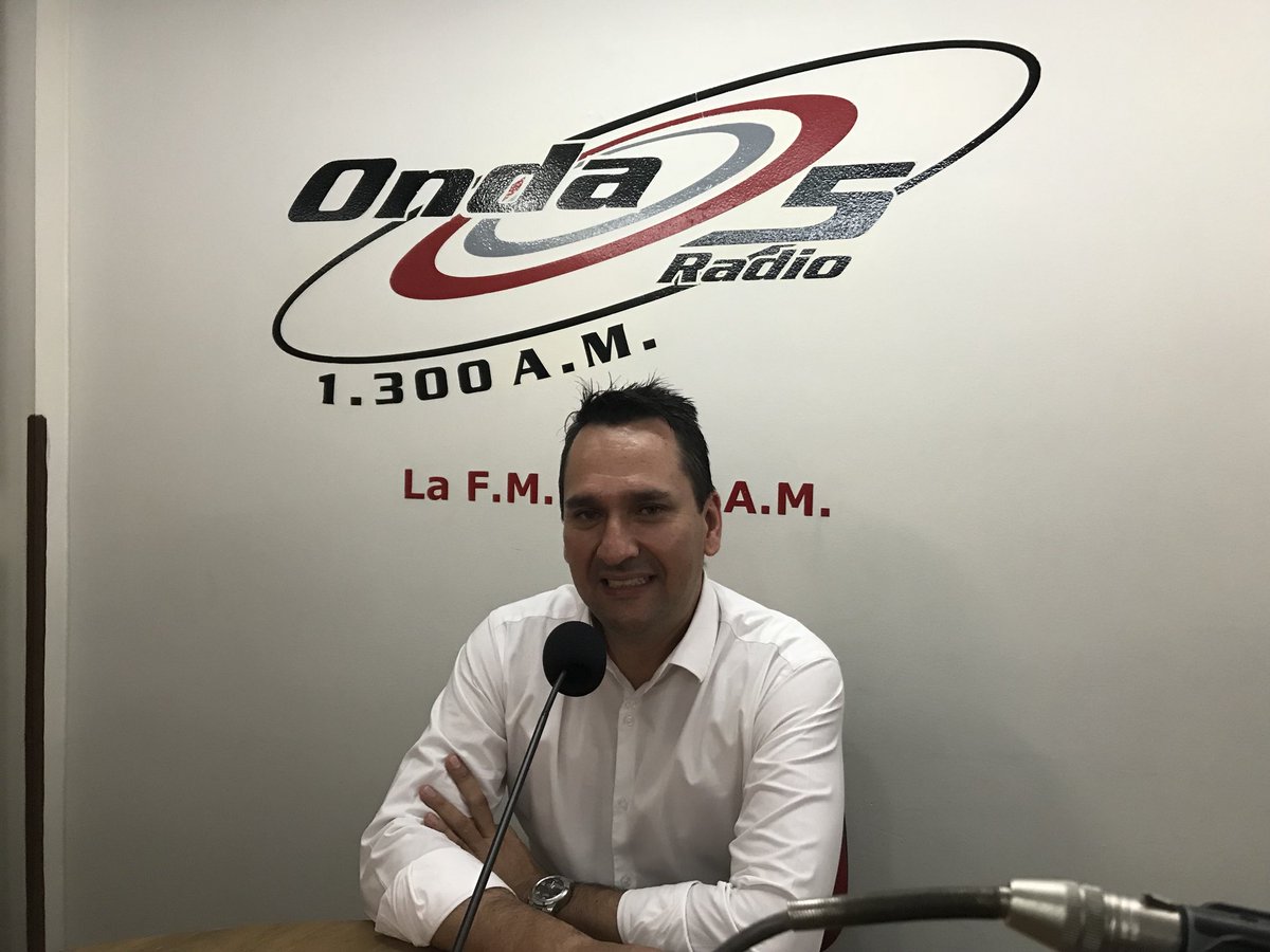 victormaortiz's tweet photo. El libro que escribí fue motivado por mis estudiantes, allí plasmé un ABC del sistema pensional colombiano, tema trascendental y vigente en Colombia. #ALAIRE a esta hora en #Onda5 con @Juanmgonzalez56 y @GERARDONAVARRO1 https://t.co/2AeeJxwXnB
