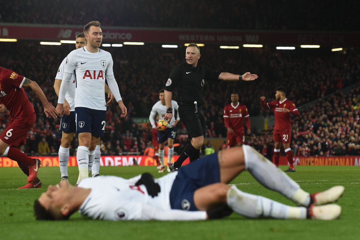 SoccerAM's tweet image. DEBATE: Was it fair to reward a penalty for Virgil Van Dijk&apos;s challenge? 

RT if you think it was a foul. 
FAV if you think it was a dive.