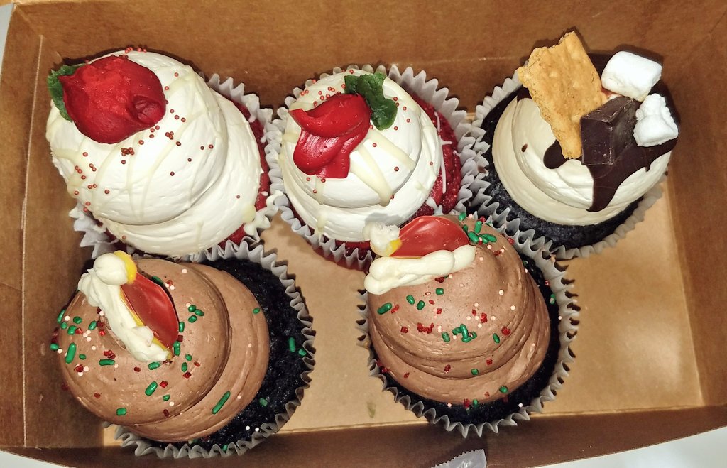 _TylerChristine's tweet photo. Who else is obsessed with dessert? 🍫🍰🎂 #Cookies #Cupcakes #Fudge #Brownies #Dessert #Bakery https://t.co/0L2yraEWvb