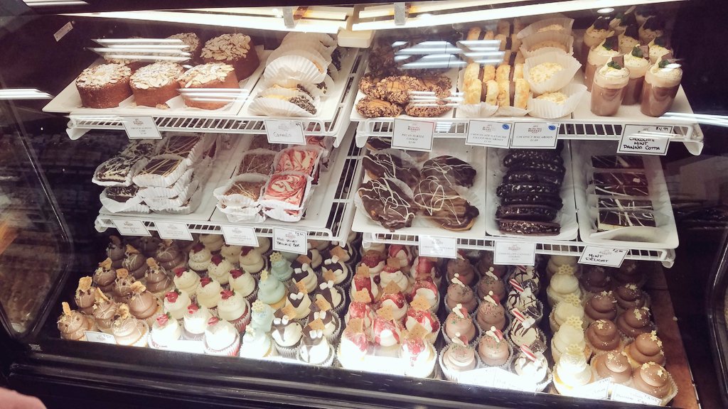 _TylerChristine's tweet photo. Who else is obsessed with dessert? 🍫🍰🎂 #Cookies #Cupcakes #Fudge #Brownies #Dessert #Bakery https://t.co/0L2yraEWvb