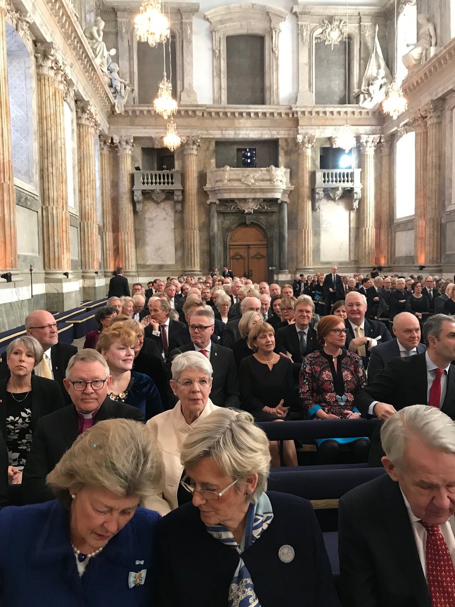 Peterkadhammar's tweet photo. Den svenska eliten har samlats till seminarium i rikssalen i slottet. Dagens ämne: ätten Bernadottes 200 år på tronen. Kungen kommer snart. #bernadotte #slottet #aftonbladet #monarkin https://t.co/KaIzquGg5X