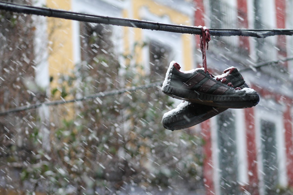 RamonRN01's tweet photo. Sometimes you don't have to go far away to find the perfect picture of the day. From my balcony! #streetart #ramonricophoto #malasaña #snow https://t.co/ufRLzu0NAn