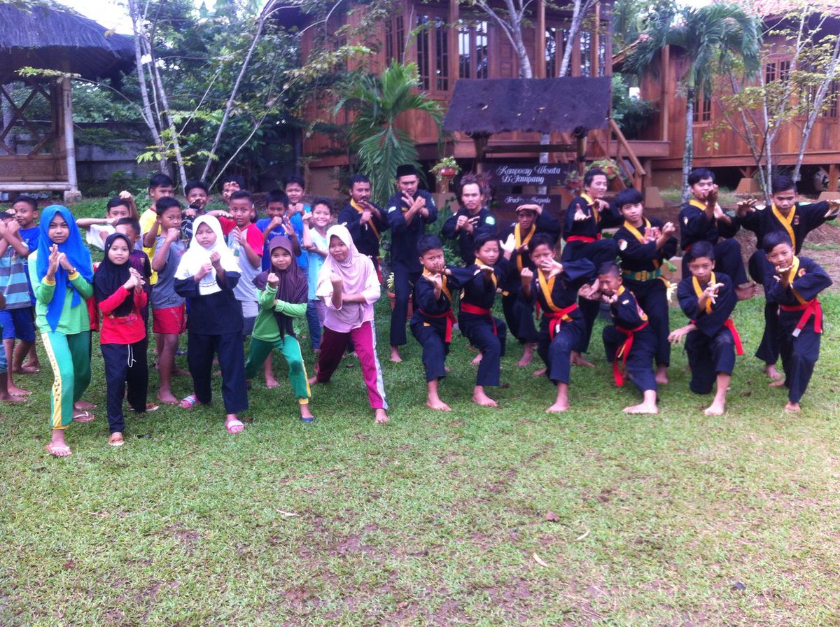 ShegiDani's tweet photo. Latihan Gabungan di kawasan Wisata D`Jampang 3 Unit PPS.Satria Muda Indonesia , PPS.Macan Betawi,PPS.Sera Bongkar Kandang salah satu keluarga Besar Kampung Silat Jampang Zona Madina. Bagi yang ingin bergabung bisa datang ke KSJ
#KampungSilatJampang
#SilatJampang
#Zonamadina https://t.co/nvRiRNfCnP